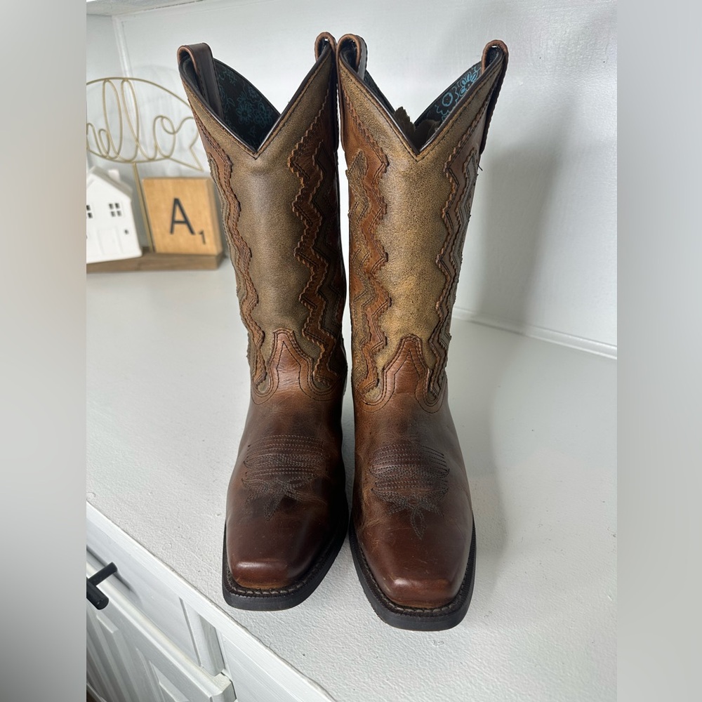 **SOLD**Laredo Women’s 7.5M Western Cowboy Boots Distressed Brown Zig-Zag - Picture 2 of 9